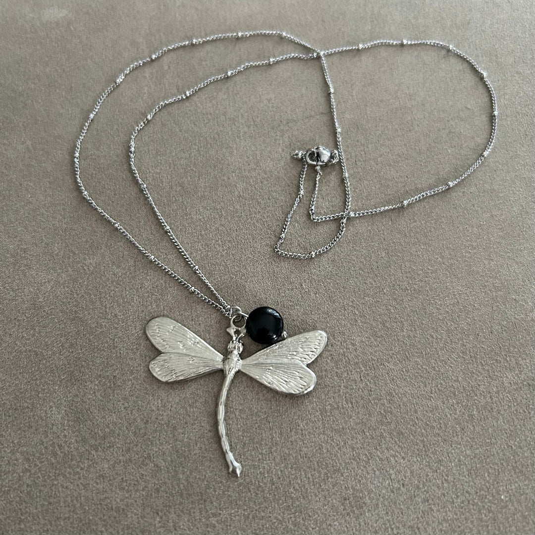 Collier libellule et pierre