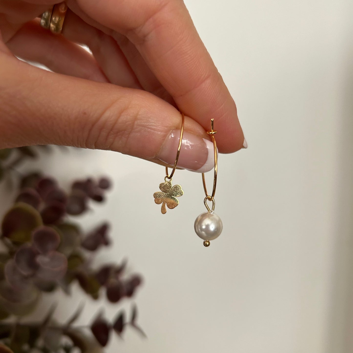 Four-leaf clover and pearl rings